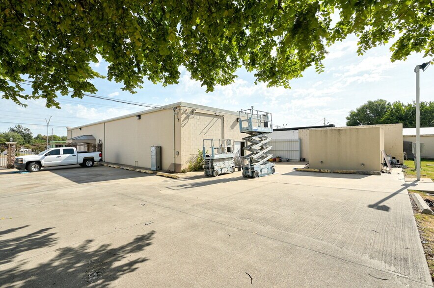 More Photos Of 6308 NW 39th Expy, Bethany Freestanding For Sale