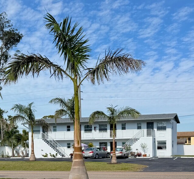 More Photos Of 2739 Grand Cayman St, Sarasota Apartments For Sale