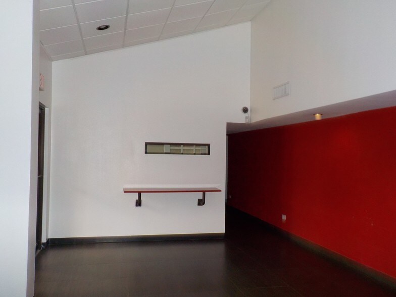 More Photos Of 3700 N 10th St, McAllen Office For Lease