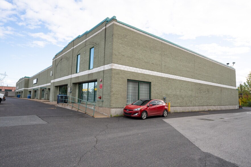 More Photos Of 982-1002 Rue Jean-Neveu, Longueuil Warehouse For Lease
