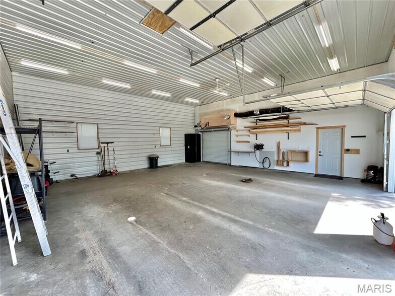 More Photos Of 306 E Franklin St, Salem Flex For Sale