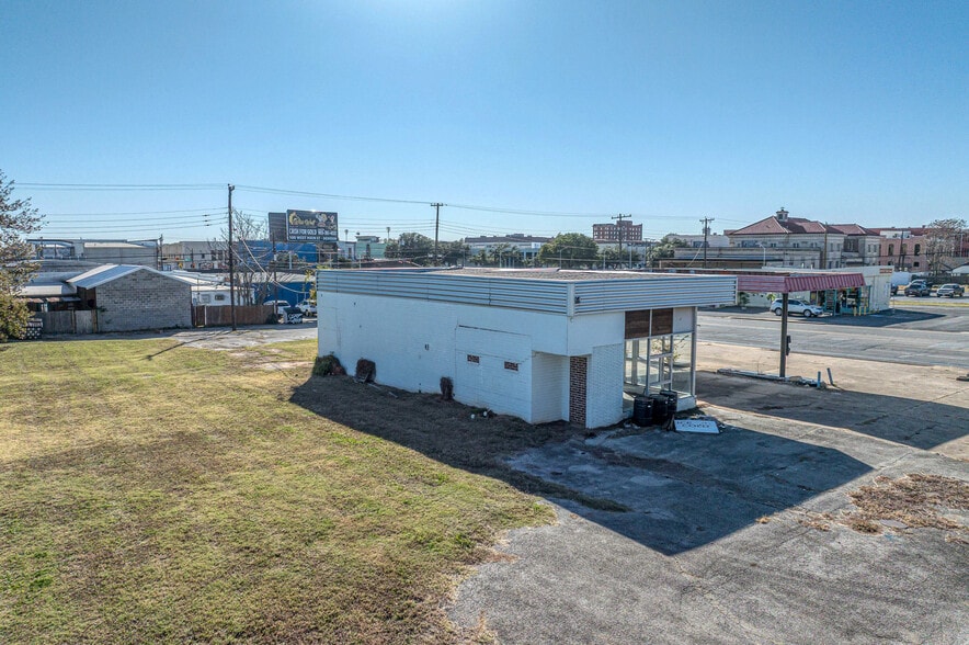 More Photos Of 212 N Austin Ave, Denison Bank For Sale
