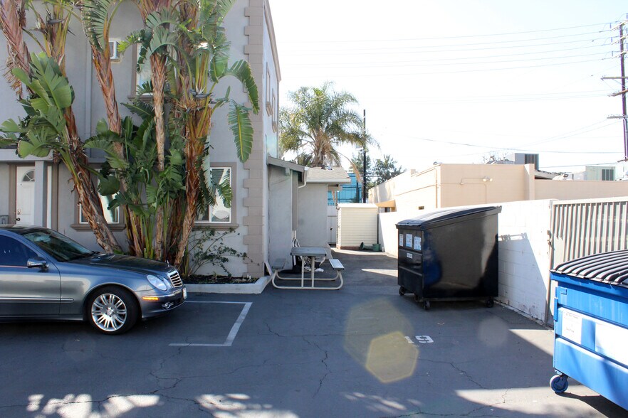 More Photos Of 6944 Reseda Blvd, Reseda Freestanding For Lease