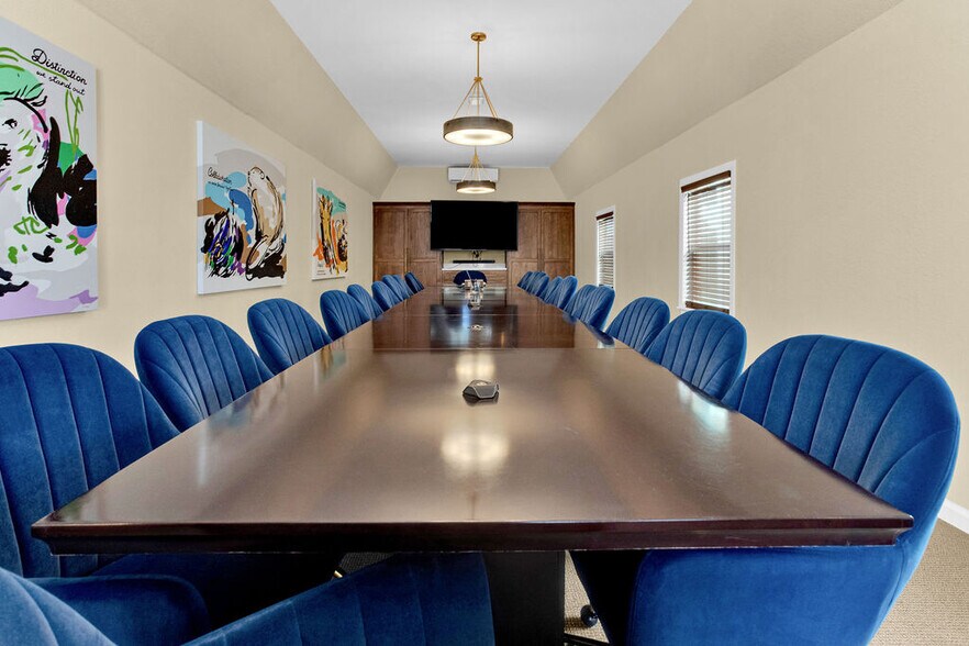 More Photos Of 313 E Charnwood St, Tyler Office For Lease