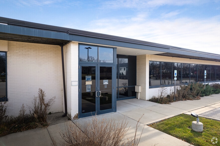 More Photos Of 1657 Shermer Rd, Northbrook Warehouse For Sale