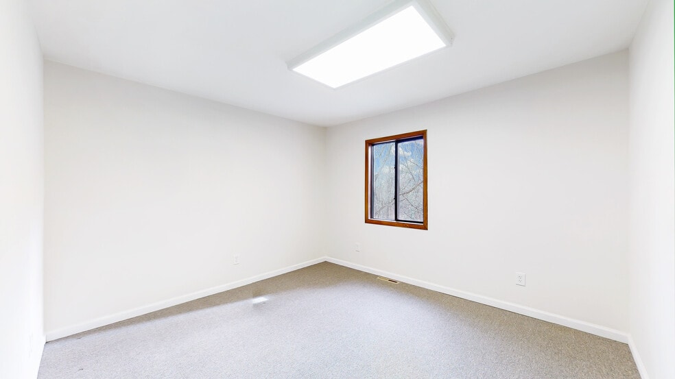 More Photos Of 220 Silver Lake Rd, Dingmans Ferry Office For Sale