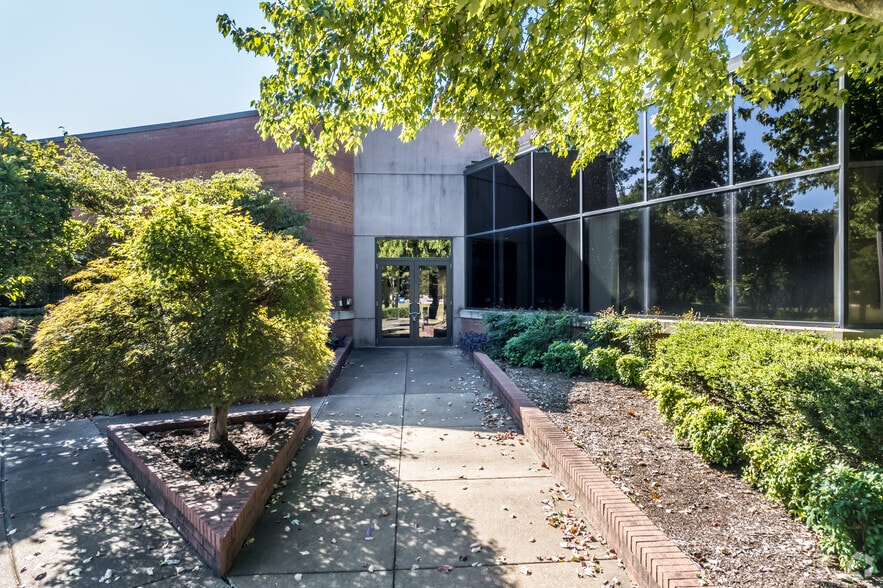 More Photos Of 7275 Goodlett Farms Pky, Cordova Light Distribution For Lease