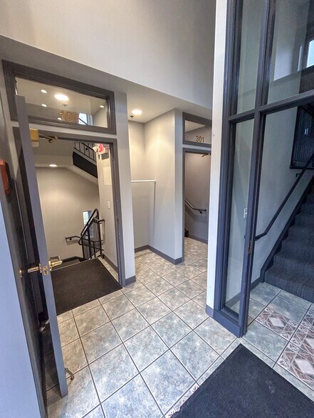 More Photos Of 30 N Lincoln St, Batavia Office For Lease