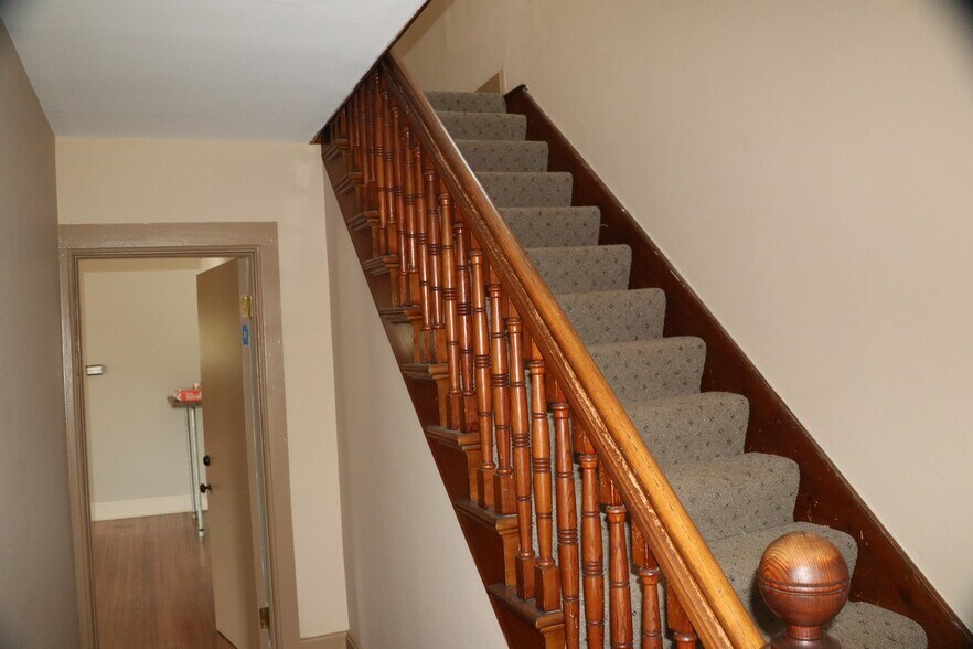 More Photos Of 108 N Walkup Ave, Crystal Lake Office For Sale