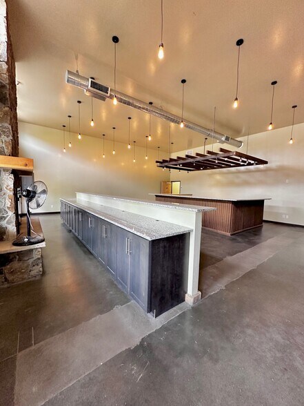 More Photos Of 1043 N River Rd, Palisade Freestanding For Lease