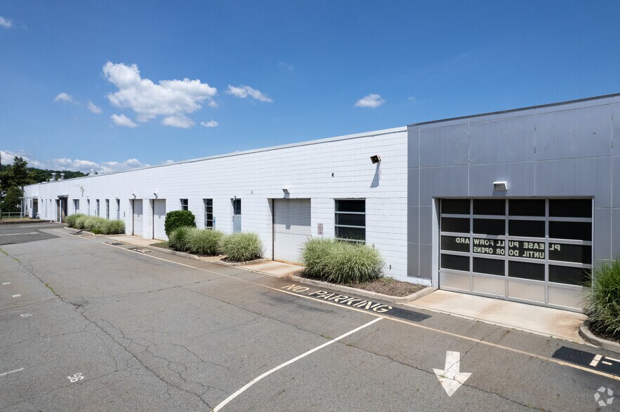 More Photos Of 16 Mckee Dr, Mahwah Showroom For Lease