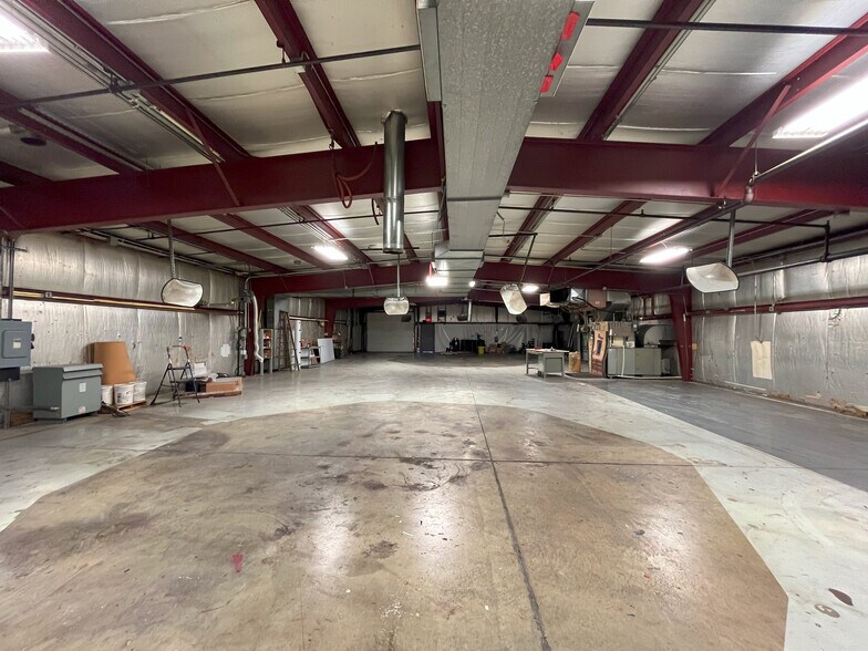 More Photos Of 508 Pasadena Ave, Crest Hill Manufacturing For Sale