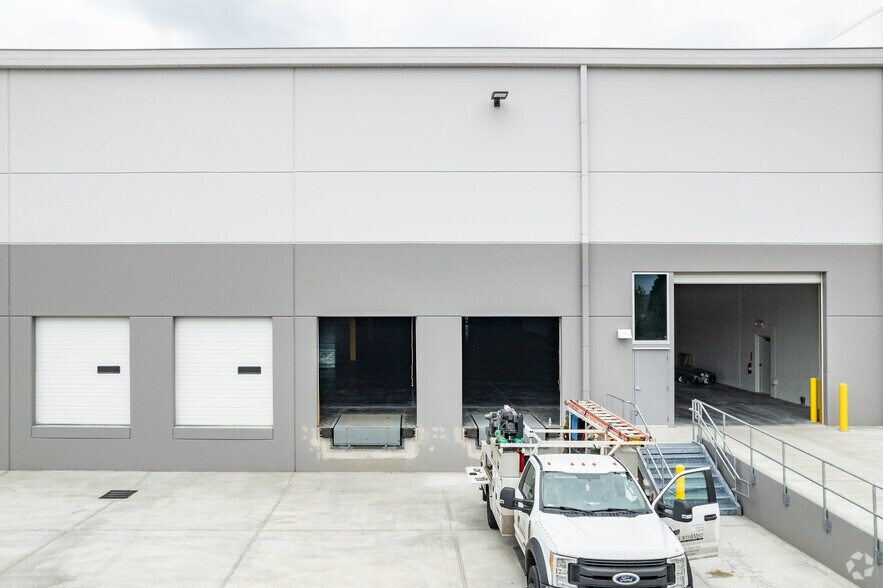 More Photos Of 19050 NE Sandy Blvd, Gresham Warehouse For Lease