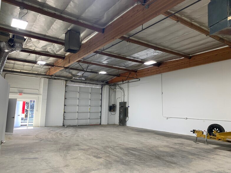 More Photos Of 15823 1/2 Stagg St, Van Nuys Warehouse For Lease