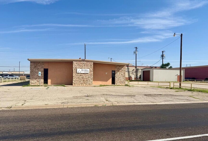 Primary Photo Of 1011 E 7th St, Odessa Office For Lease