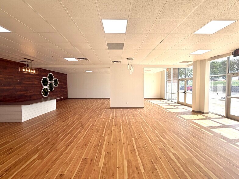 More Photos Of 1805 SE Delaware Ave, Ankeny General Retail For Lease