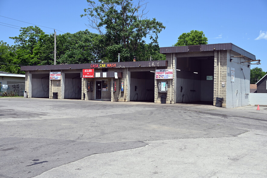 Primary Photo Of 2101 University Ave, Des Moines Carwash For Sale