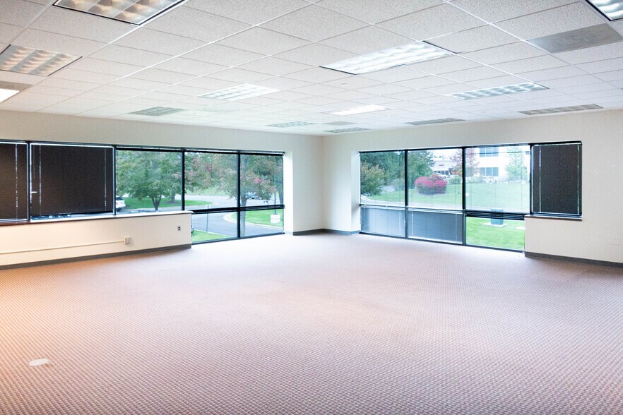 More Photos Of 22633 Davis Dr, Sterling Warehouse For Lease