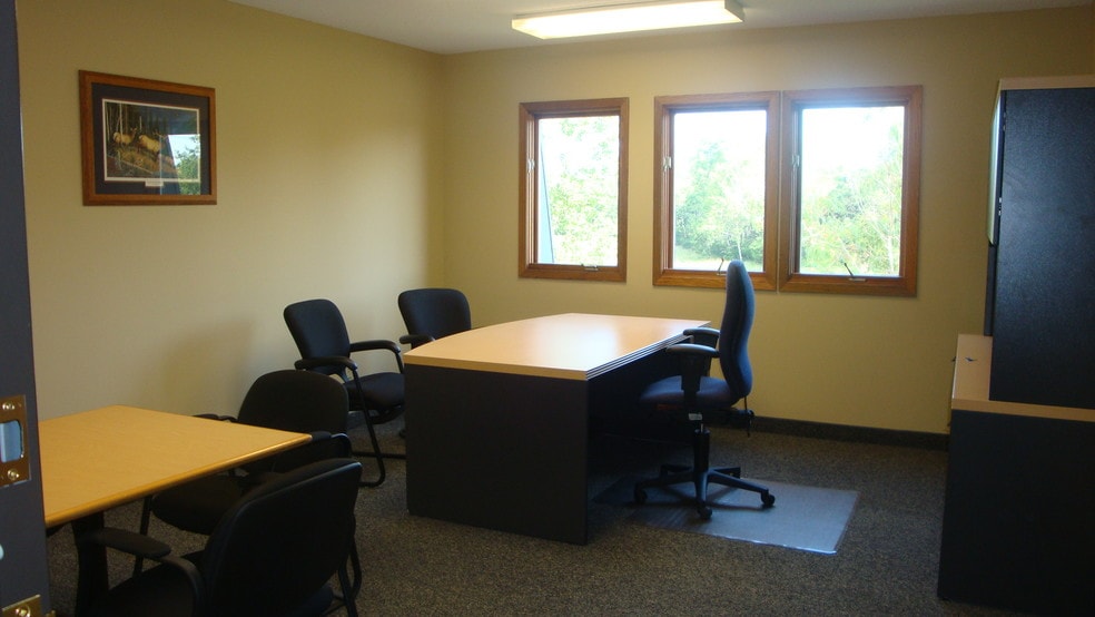 More Photos Of 2499 Rice St, Roseville Office For Lease