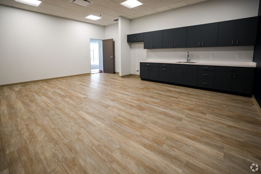 More Photos Of Turnpike Commerce Center, Shalersville Distribution For Sale