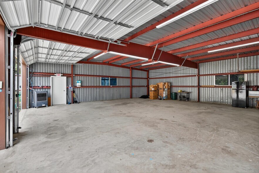 More Photos Of 201 W 9th St, Burnet Warehouse For Lease
