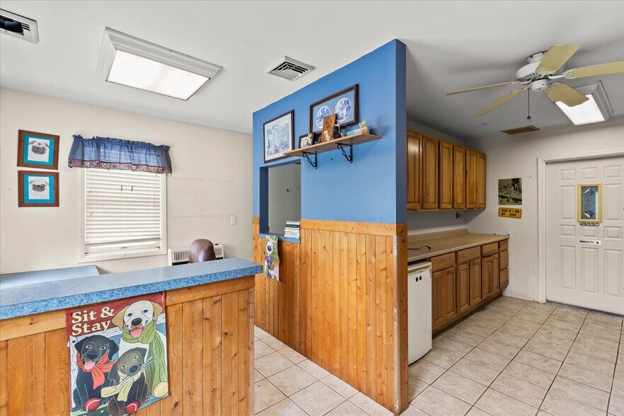 More Photos Of 333 Newcomer Rd, Windsor Veterinarian Kennel For Sale