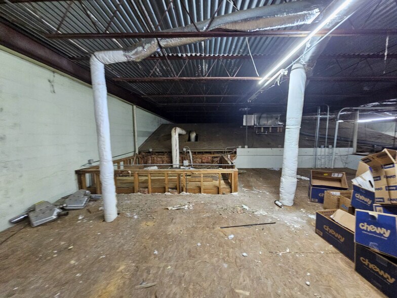 More Photos Of 1420 E Palestine Ave, Palestine Flex For Sale