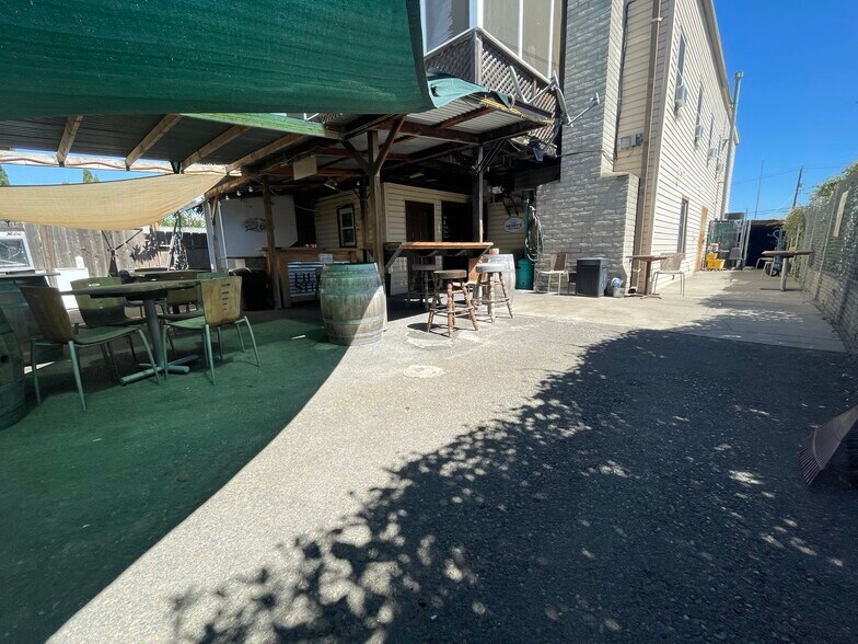 More Photos Of 612 B St, Marysville Bar For Sale