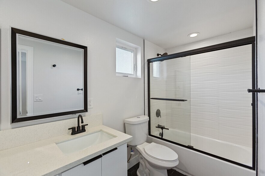 More Photos Of 1726 Menlo Ave, Los Angeles Apartments For Sale