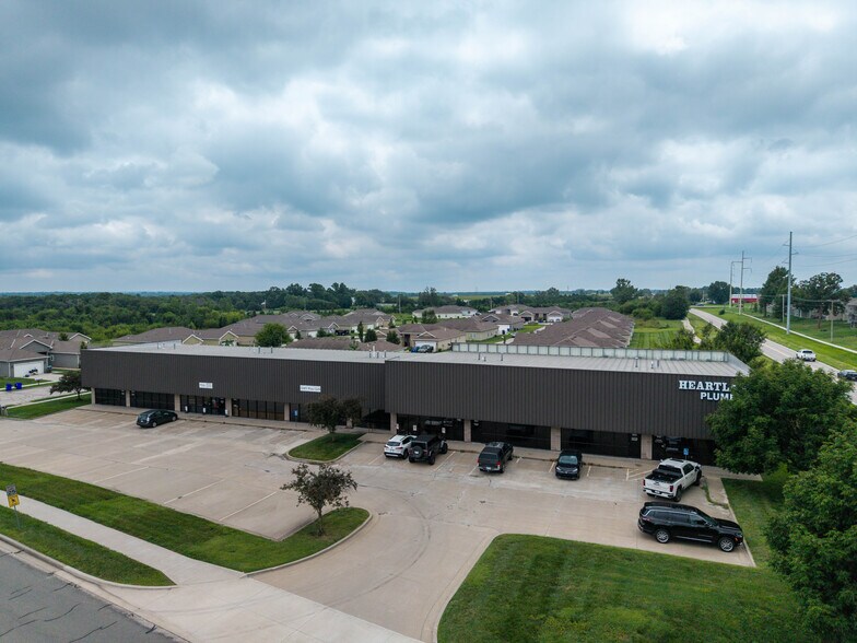 More Photos Of 800 Creekside Dr, Gardner Showroom For Sale