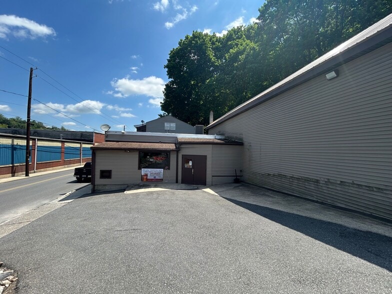 More Photos Of 337 Peacock St, Pottsville General Retail For Sale