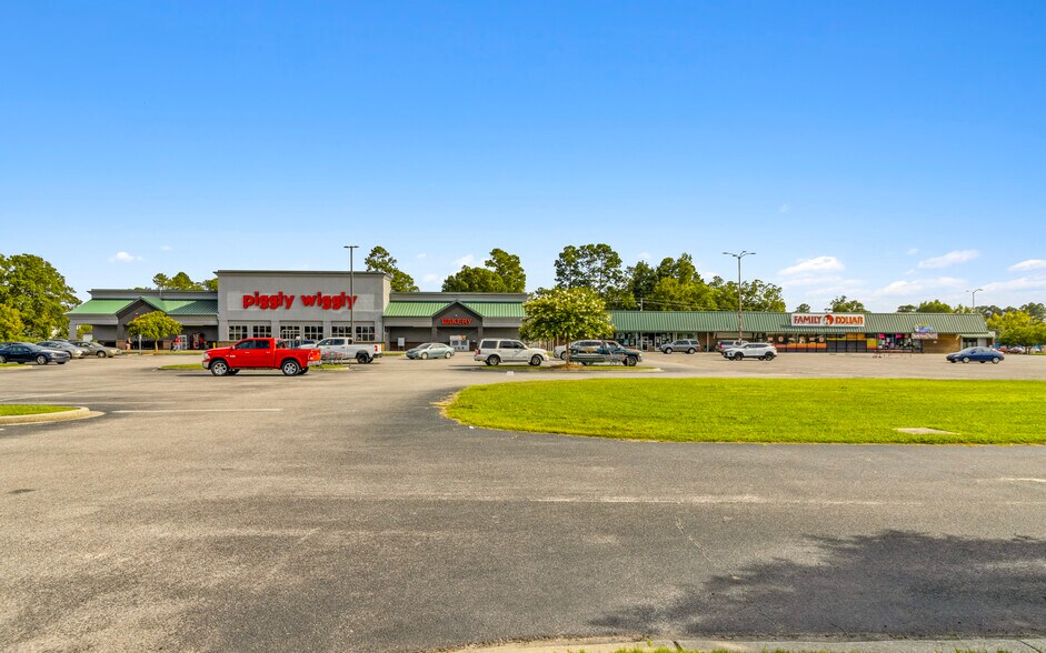 More Photos Of 208 E Mcintyre St, Mullins Supermarket For Sale