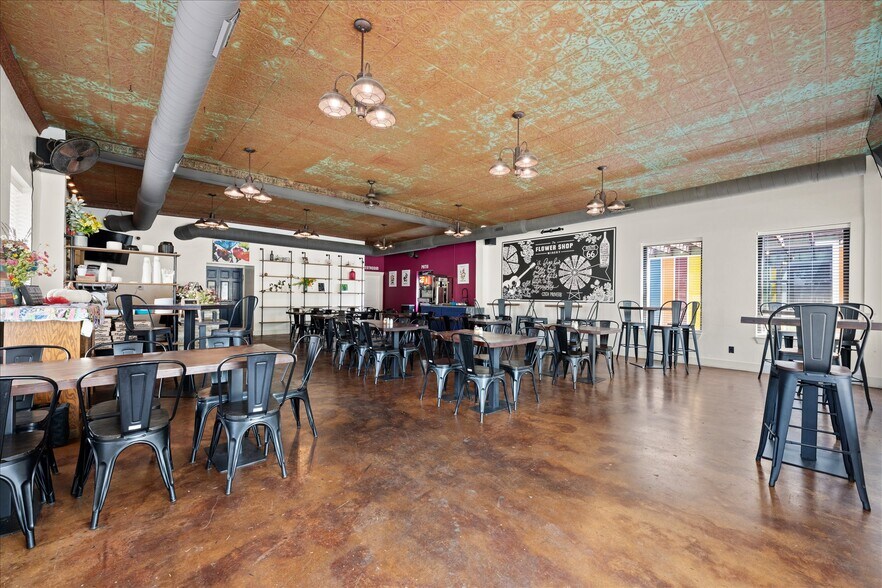 More Photos Of 629 W Main St, Yukon General Retail For Lease