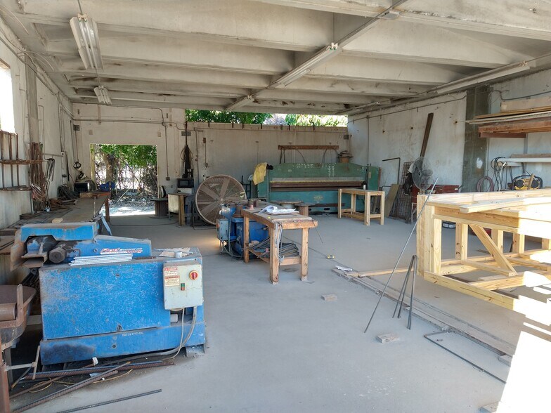More Photos Of 4451 8th Ave S, Saint Petersburg Manufacturing For Lease