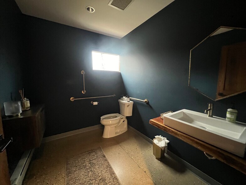 More Photos Of 1352 E Wilson St, Madison Warehouse For Sale