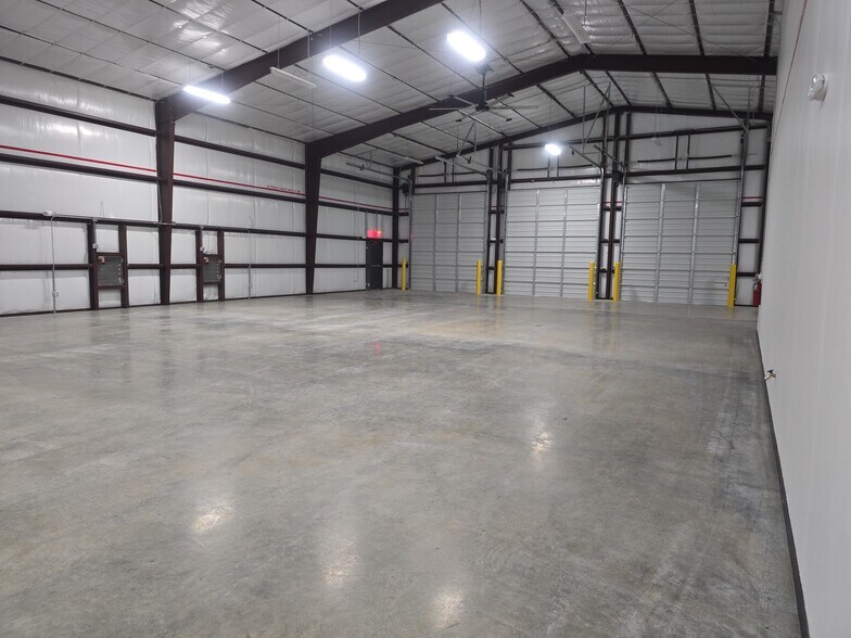 More Photos Of 8720 South Fwy, Fort Worth Warehouse For Lease
