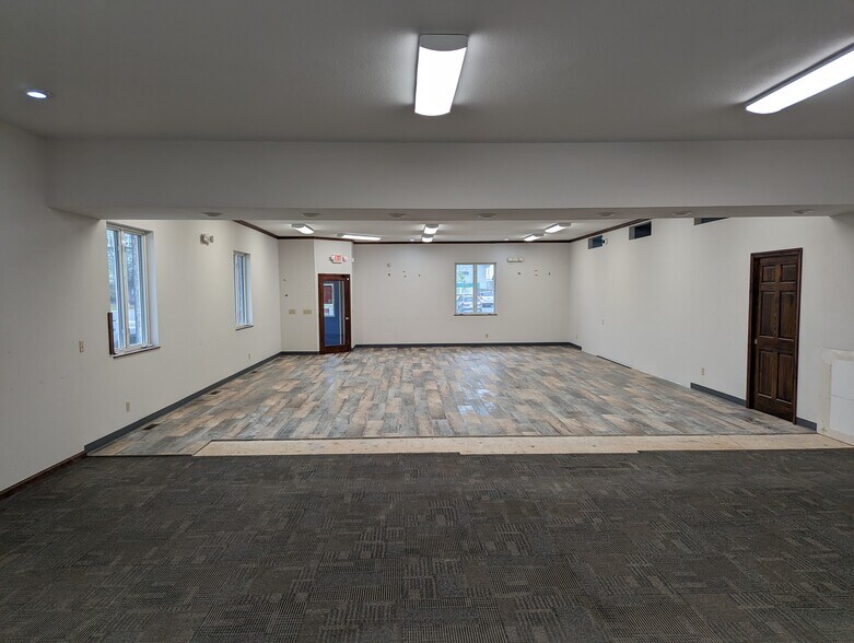 More Photos Of 452 W Arrow St, Marshall Restaurant For Lease