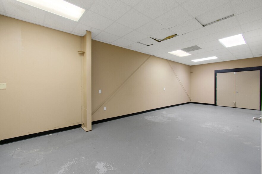 More Photos Of 21755 N I-45 Fwy, Spring Flex For Sale