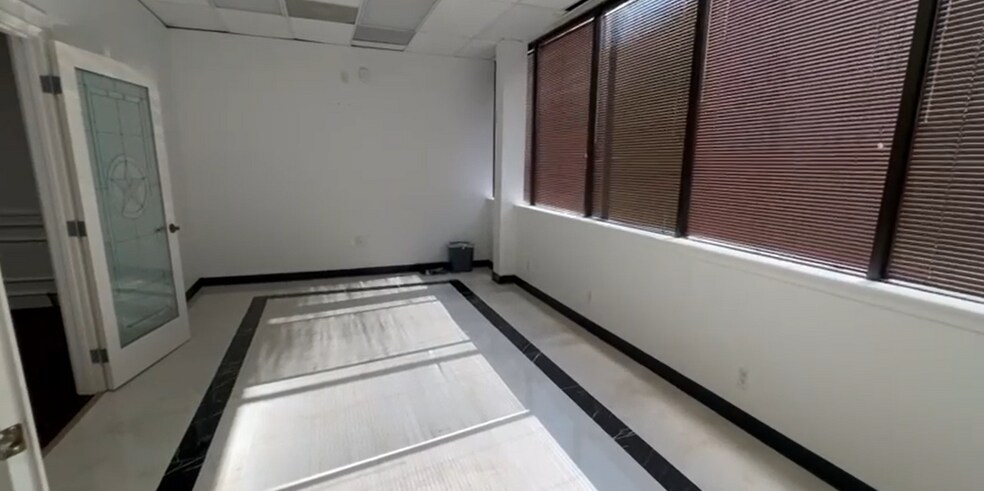 More Photos Of 11011 Jones Rd, Houston Office For Sale