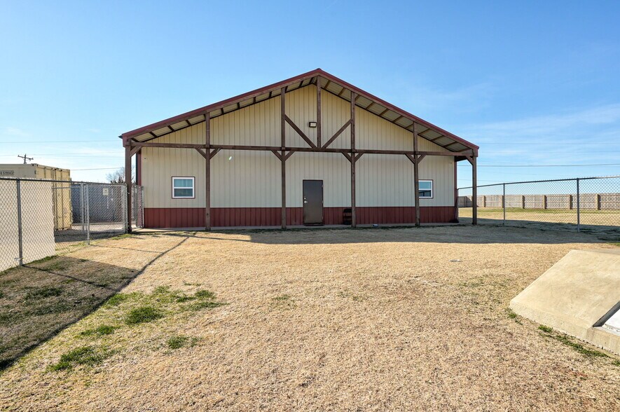 More Photos Of 8900 Charter Oak Rd, Edmond Flex For Sale