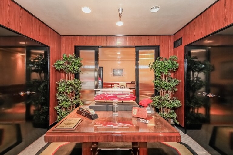 More Photos Of 611 S Glenwood Pl, Burbank Showroom For Sale