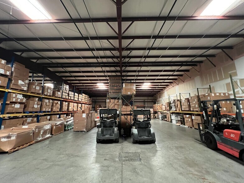 More Photos Of 1074 N Orange Ave, Sarasota Warehouse For Lease