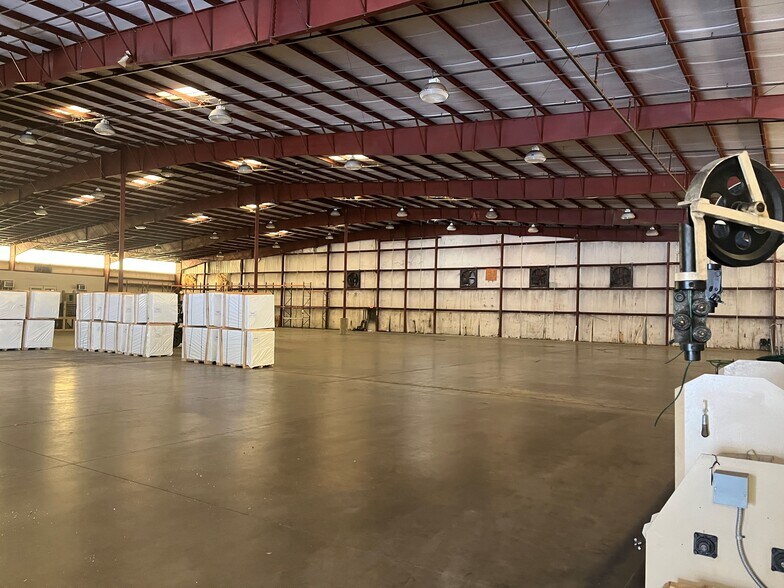 More Photos Of 271 Southridge Industrial Dr, Tavares Warehouse For Lease