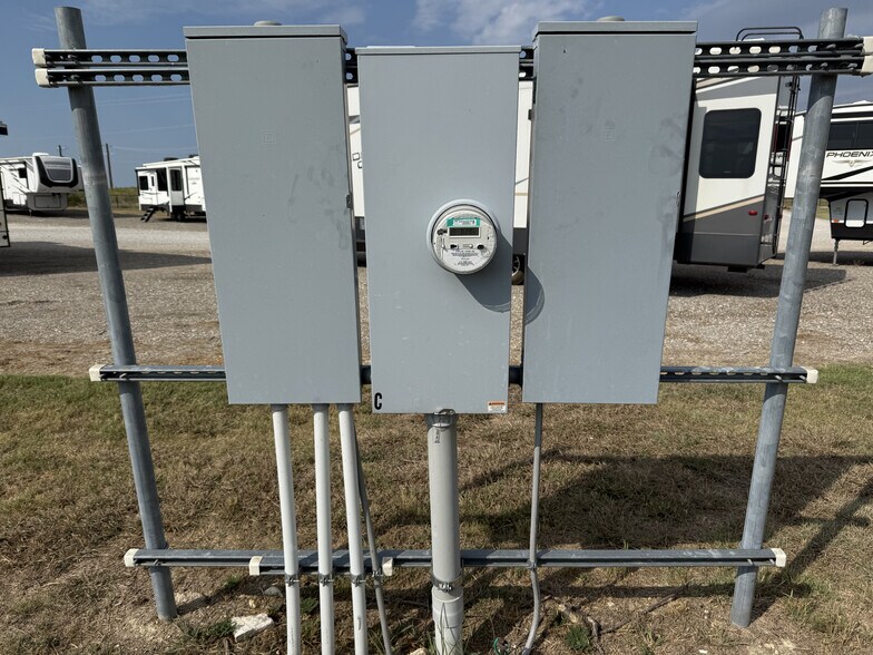 More Photos Of 13239 S Interstate 35, Valley View Manufacturing For Lease