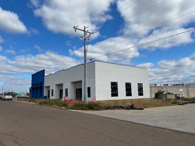 More Photos Of 2411 Jacaman Rd, Laredo Storefront For Lease