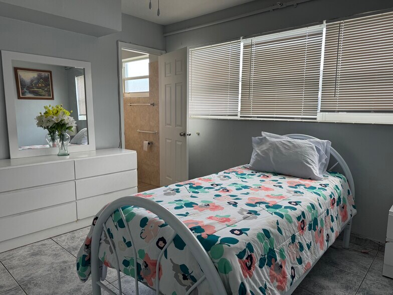 More Photos Of 1930 Lincoln St, Hollywood Assisted Living For Sale