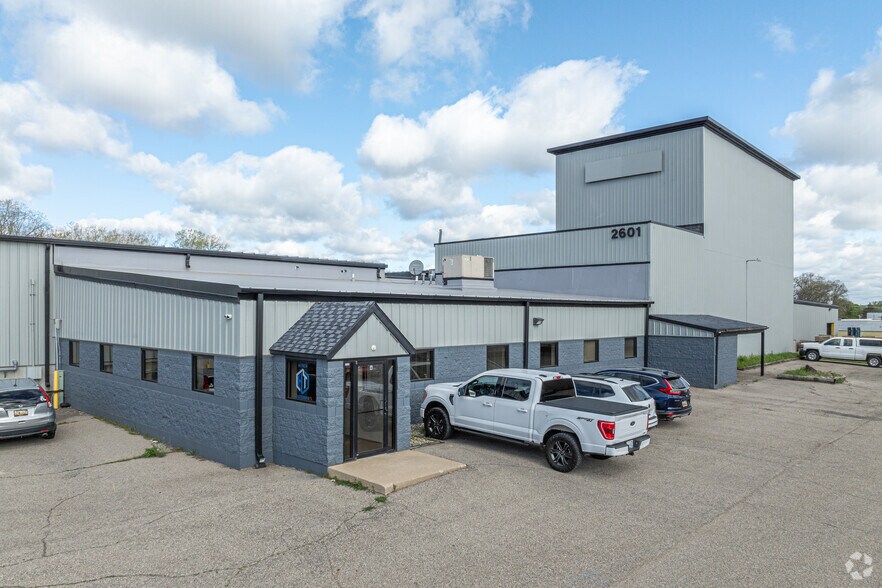 More Photos Of 2601-2609 28th St SW, Wyoming Manufacturing For Sale