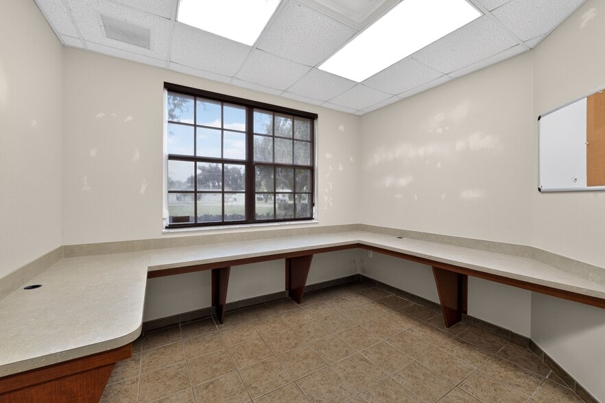 More Photos Of 2555 Pinellas Point Dr S, Saint Petersburg Veterinarian Kennel For Sale