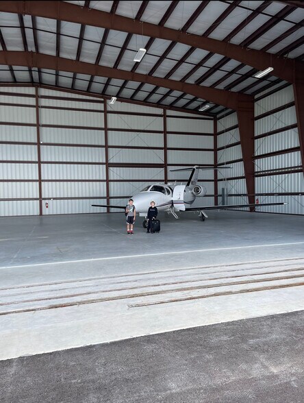 More Photos Of 2006 Mainsail, Naples Airplane Hangar For Lease