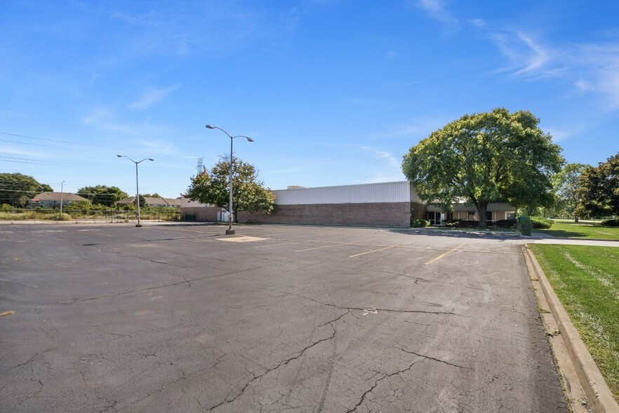 More Photos Of 333 W Washington Blvd, Mundelein Manufacturing For Sale